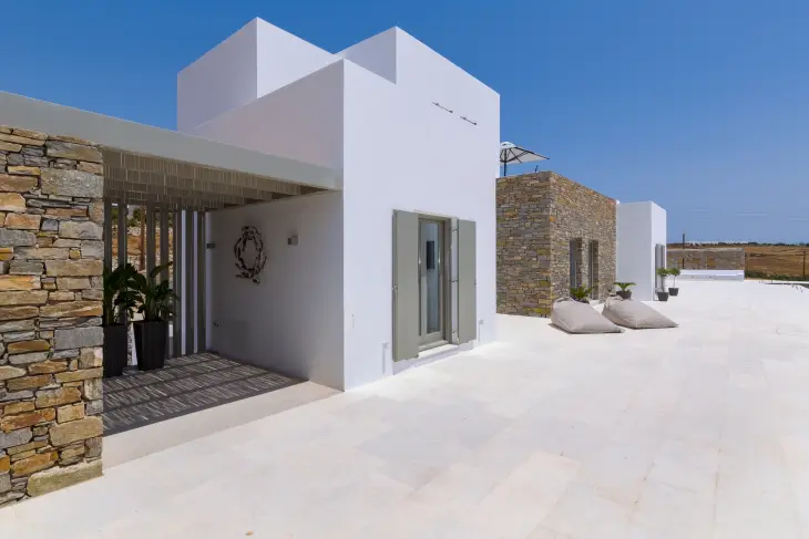 paros-deluxevilla-exoteriki-opsi-goldenbayparos1.gr1