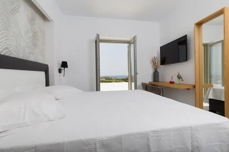 paros-deluxevilla-krevatokamara-kingbed-seaview-goldenbayparos.gr