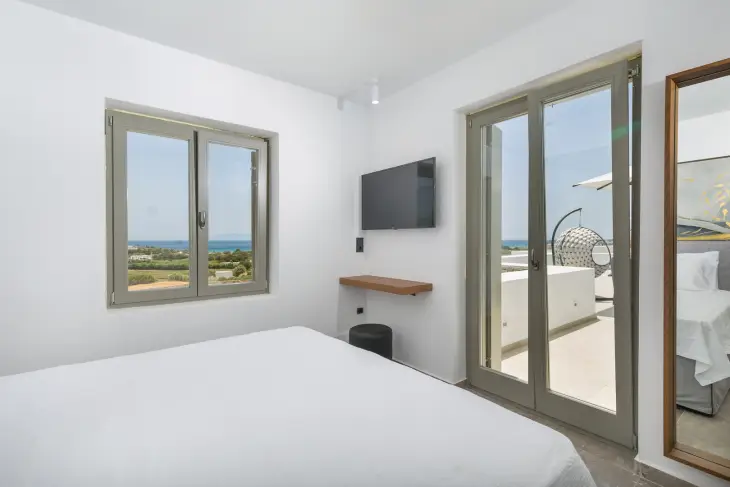 suite-paros-superior-bedroom-view-goldenbay.gr