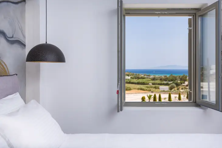 suite-paros-superior-ipnodomatio-parathiro-view-goldenbay.gr