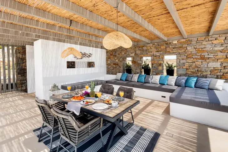 villa-paros-deluxevilla2-exoteriki-trapezaria-goldenbayparos