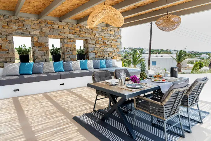 villa-paros-deluxevilla2-exoteriki-trapezaria1-goldenbayparos