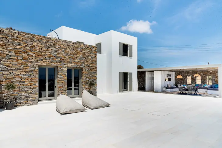 villa-paros-deluxevilla2-exoterikos-xoros-goldenbayparos