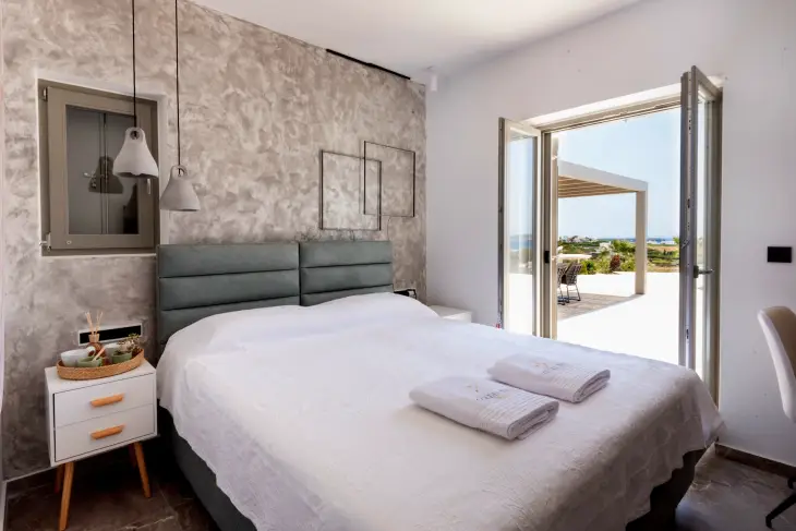 villa-paros-deluxevilla2-krevatokamara-thea-1goldenbayparos